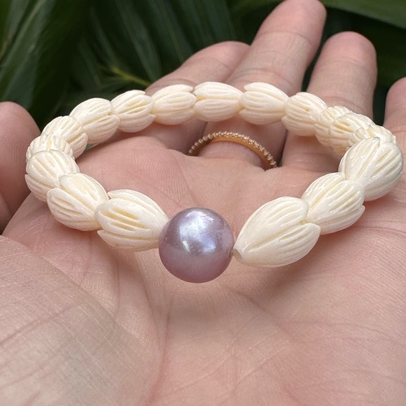 86A. Pikake Shell & Edison Freshwater Pearl Handmade on Maui Bracelet - Picture 8 of 12